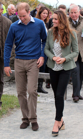 Lielbritānijas princis Viljams un sieva Keita ģērbti „casual” stilā.