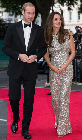 Princijs Viljams un Keita uz sarkanā paklāja, ģērbušies „black tie” labākajās tradīcijās.