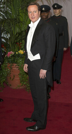 Lielbritānijas premjers Deivids Kemerons ievēro „white tie” etiķeti no A līdz Z.