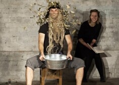 Izrāde tapusi "Dirty Deal Teatro" izrāžu ciklā "Līdz 18". Tas apvieno izrādes bērniem un jauniešiem, kuras tiecas uzdot jautājumus, atklāt vēl neatklāto un kļūt par kopīgu piedzīvojumu.