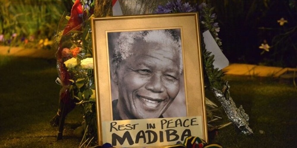 Мир скорбит о кончине Нельсона Манделы. ФОТО