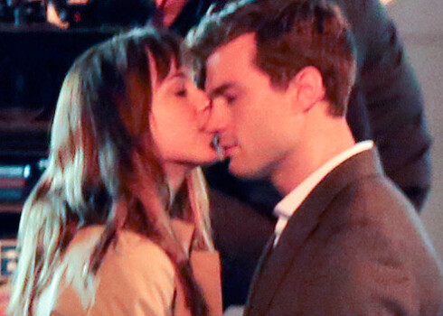 Вот и первый поцелуй! Американская актриса Дакота Джонсон и британский актер Джейми Дорнан на съемках «50 оттенков серого» в Канаде