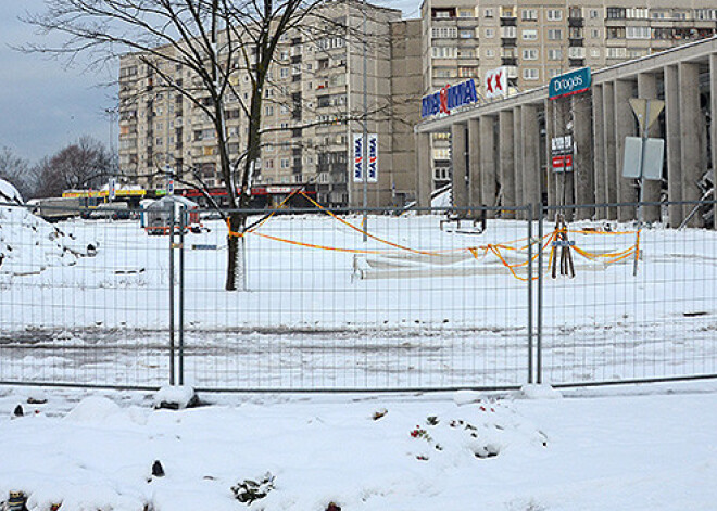 Svecītes nodzisušas. Sniegs pārklājis traģēdijas vietu Zolitūdē. FOTO