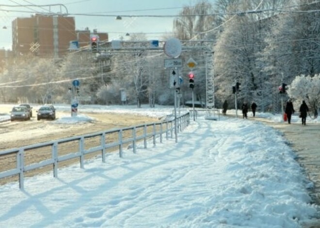 Снег и обледенение осложняют передвижение по дорогам