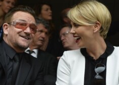 Bono, Šarlīze Terona, Obama un citas prominences stadionā Dienvidāfrikā piemin Mandelu. FOTO