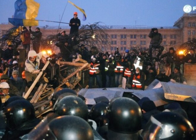 Asaru gāze pret karsta ūdens šaltīm - Kijevā pie domes cīnās protestētāji un specvienības