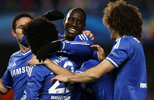 "Chelsea" komandas biedri sveic senegālieti Demba Bā, kurš guva vienīgos vārtus mačā.