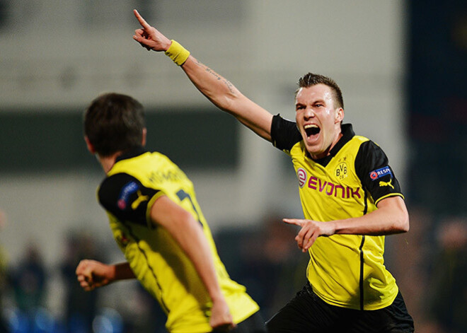 Čempionu līgas finālisti Dortmundes "Borussia" uzvar Francijā un iekļūst izslēgšanas kārtā