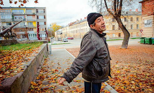 Ivans ļoti grib mums būt par gidu. Kādreiz viņš te maršēja, nu dzīve mazliet izplūdusi.