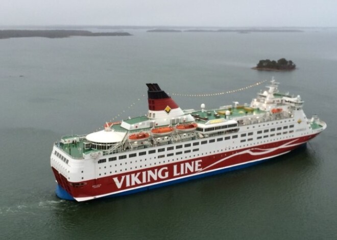 Baltijas jūrā uz sēkļa uzskrējis prāmis "Viking Line" ar 2000 pasažieriem uz klāja