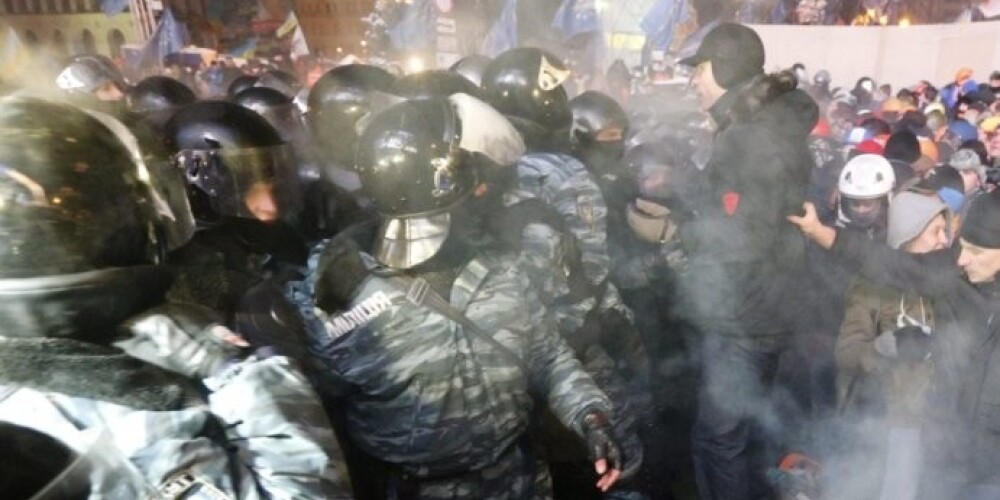 Par vardarbību pret demonstrantiem prezidents Janukovičs atlaiž Kijevas mēru