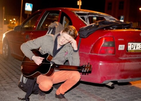 Mūziķis Valters Osis ir šokā par vandāļu uzbrukumu Valmierā, kas norisinājās pašā pilsētas centrā. Ar mūziķa ģitāru tika dauzītas automašīnas – bira stikli un lūza spoguļi.