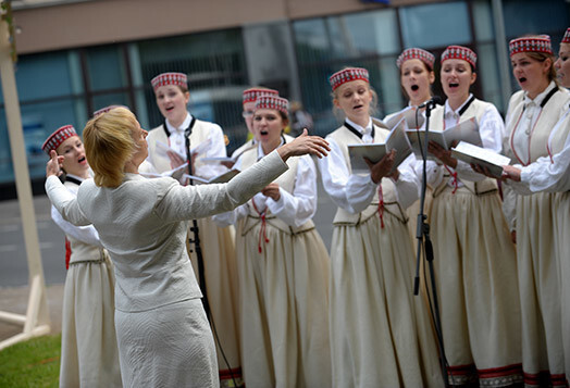 Tuvojoties ziemas saulgriežu svētkiem pirms simts gadiem sarosījās Latgales sievietes un vāca parakstus zem petīcijas, pieprasot slēgt traktierus, kuros viņu vīri nodzēra visu naudu un mantību, kā arī pēc alkohola lietošanas mira kā mušas. Latgaļu sievu vienotība bija apbrīnojama.