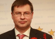 "Ar eiro ieviešanu noslēdzās krīzes pārvarēšanas posms un noslēdzās arī zināms posms manā darbā," pateicoties par saņemto titulu, sacīja Dombrovskis.