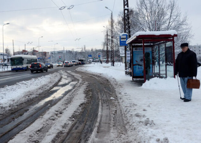 Brīvdienās būs izmaiņas sabiedriskā transporta un autostāvvietu darbā