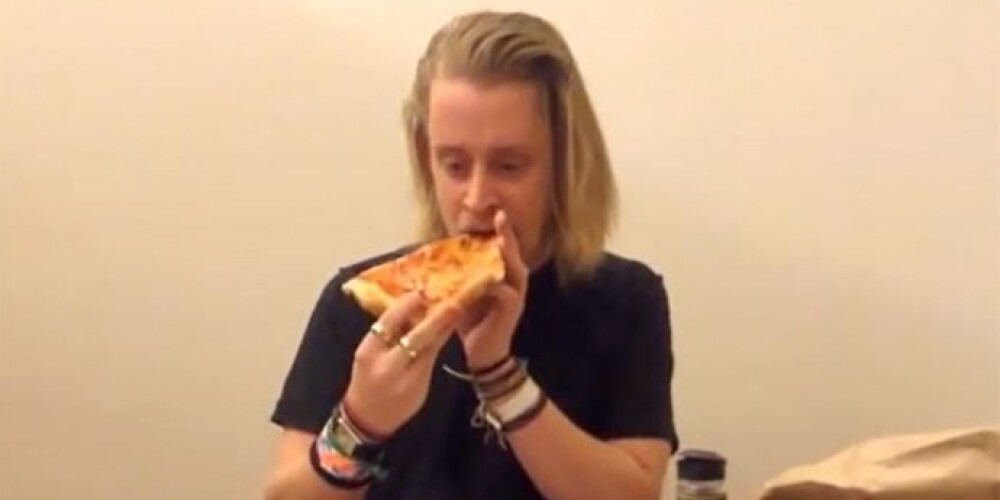 Недавно в Сети появилось видео, в ходе которого Маколей Калкин…ест пиццу