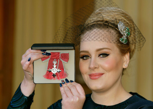 Dziedātājai Adelei piešķirts Britu impērijas ordenis
