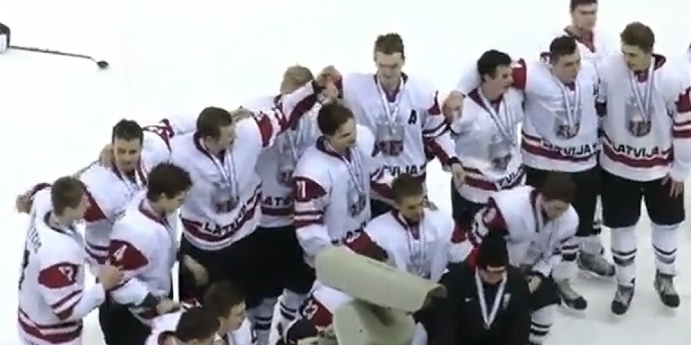Latvijas U-20 hokejisti atspēlējas no 0:3 un ar uzvaru pār Baltkrieviju noslēdz PČ I divīzijā