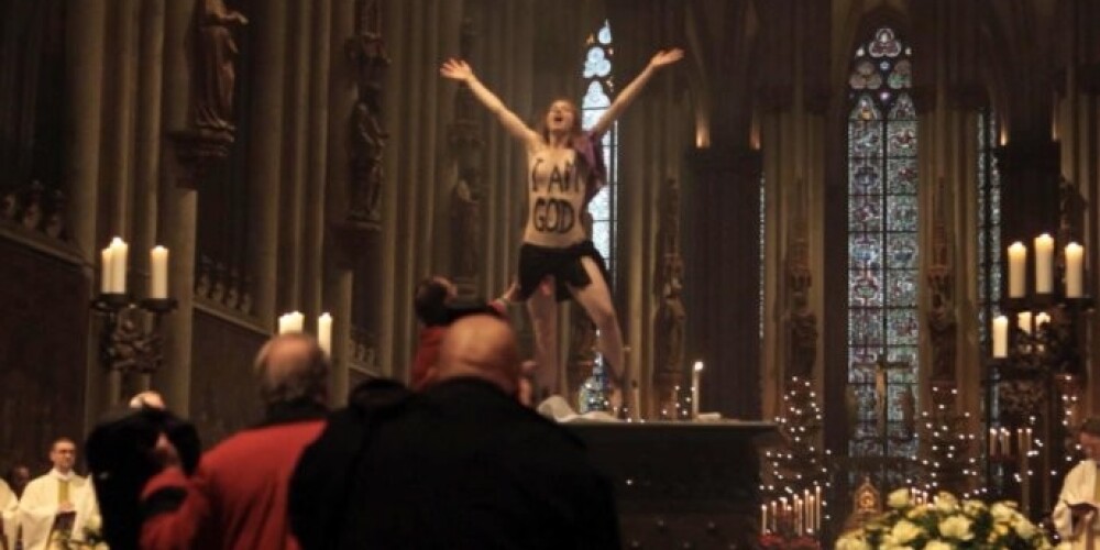 Активистка Femen сорвала рождественскую мессу в главном соборе Кельна