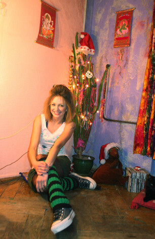 Rakstniece un dziedātāja Ilona Balode jau otro gadu Ziemassvētkus pavada pie pašas izrotāta kaktusa, kuru mīļi dēvē par „Kaktusu Vectētiņu”.