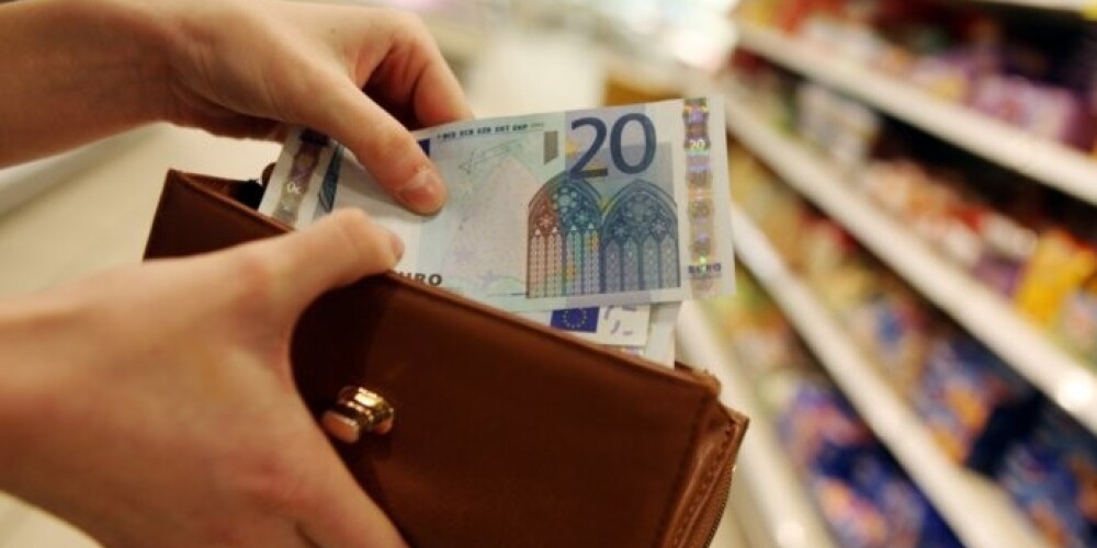 Опрос: 40% латвийцев планируют расходы в ночь перехода на евро