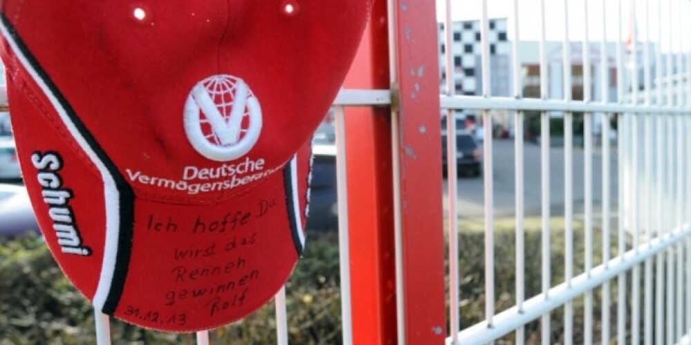 Судьба гонщика Михаэля Шумахера, находящегося в коме после тяжелой травмы, полученной на горнолыжном спуске, волнует миллионы людей по всему миру