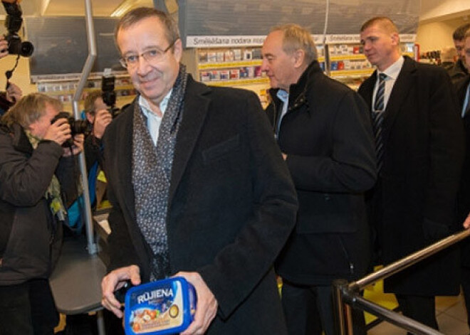 Igaunijas prezidents Rūjienas saldējumu uzdāvina savai meitai. FOTO. VIDEO