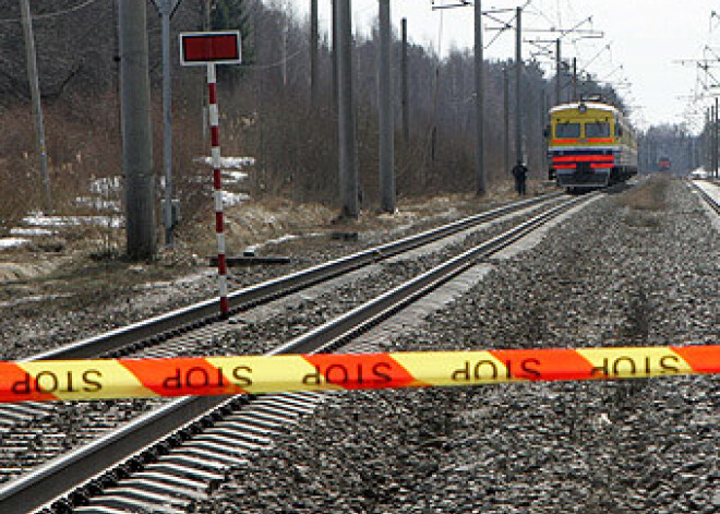 Skrīveros zem vilciena pakļuvis velosipēdists