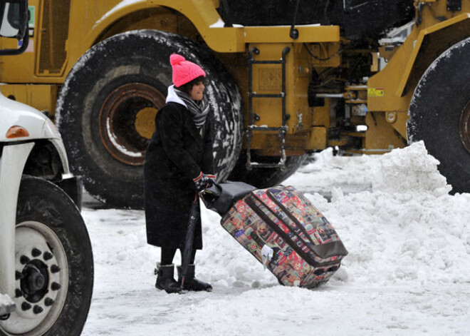 ASV ziemeļaustrumus un Kanādu turpina plosīt ziemas vētra