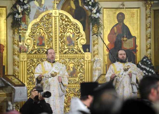 Pareizticīgie un vecticībnieki svin Ziemassvētkus Rīgas Kristus Piedzimšanas katedrālē
