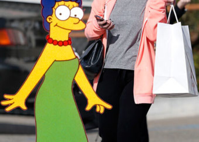 Tu neticēsi, kurai no slavenībām ir frizūra kā Mārdžai Simpsonei. FOTO