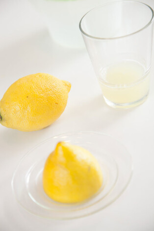 Lai atbrīvotos no blaugznām, iemasē galvas ādā nedaudz citrona sulas.