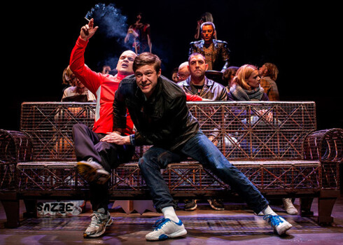 Mirklis no Dailes teātra izrādes „Izraidītie”, kurā kā aktieris uz Dailes teātra skatuves debitē bijušais spēkavīrs Raivis Vidzis.