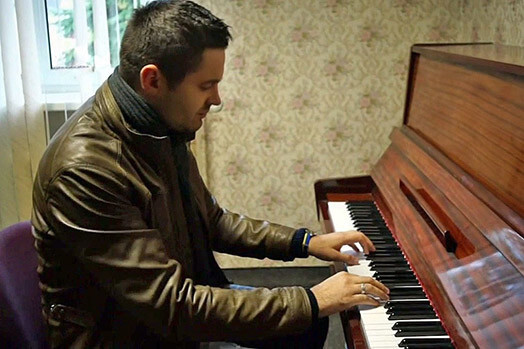 Сергей попал в мир музыки неслучайно — за его спиной и музыкальная школа, и работа в хоре, и многочисленные песенные конкурсы