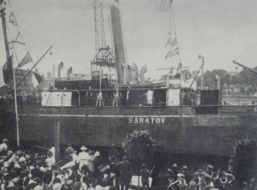 Tvaikonis „Saratov” Latvijas vēsturē ir nozīmīgs ne tikai ar to, ka uz tā 1919. gadā patvērās Kārļa Ulmaņa valdība, bet arī ar to, ka tas pirms simts gadiem pieprasījuma trūkuma dēļ pārtrauca veikt vienu no savām pamatfunkcijām – no Latvijas uz Angliju aizgādāt ekonomiskos bēgļus.