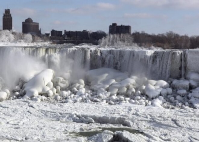 В США впервые за сто лет замерз Ниагарский водопад. ВИДЕО