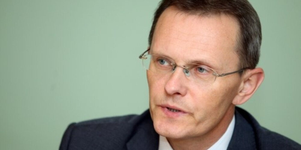 В годы экономического кризиса кредитные рейтинги Латвии стремительно ухудшались, страна не могла выпускать свои облигации и вынуждена была обратиться за международной помощью для покрытия дефицита