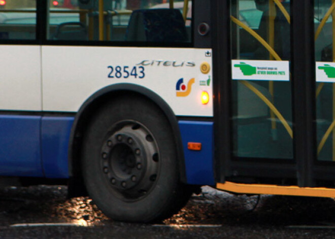 Rīgā autobuss uzbrauc zem tā pakritušai iereibušai sievietei