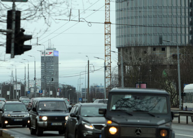 Braukšanas apstākļi Rīgā apmierinoši; ielas naktī apstrādātas ar pretslīdes materiāliem