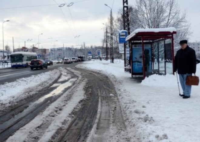 Из-за снега и гололедицы осложнено движение в Курземе и Латгале