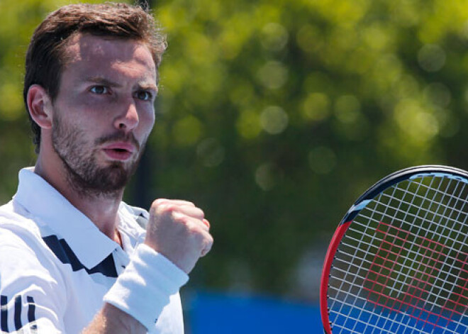 Pēc trīs stundu ilgušas spēles Ernests Gulbis uzveic Huanu Monako