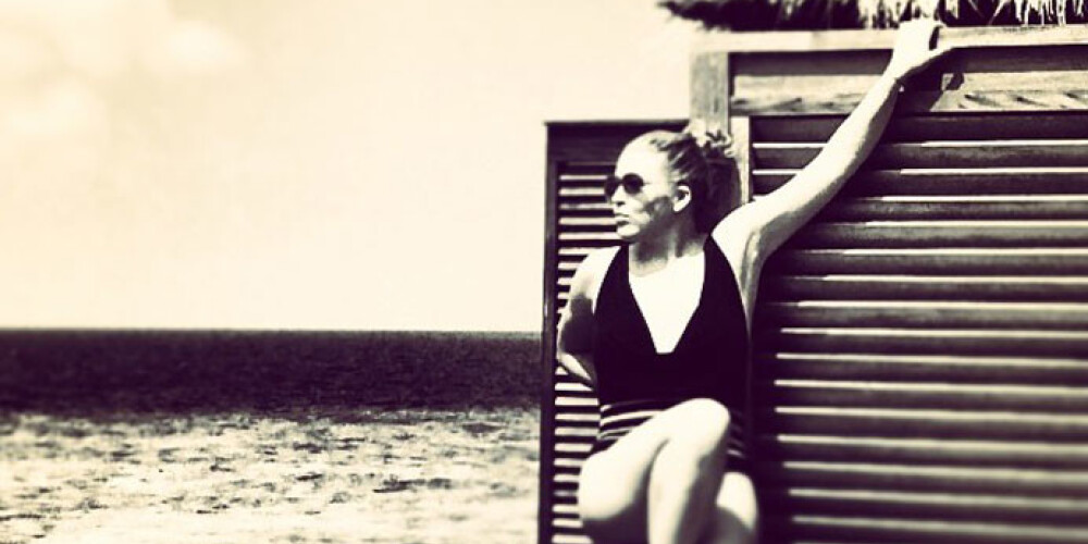 Ирина Дубцова занимается йогой на пляже
