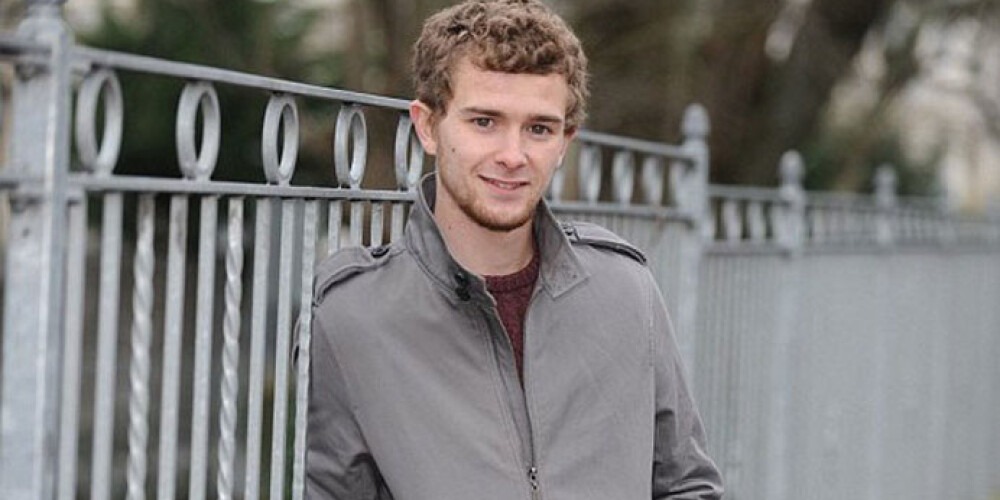 Из-за неприятной болезни у этого симпатичного молодого человека не складываются отношения с девушками.