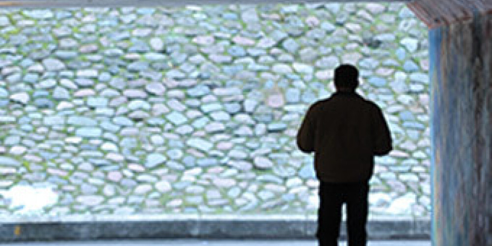 Divas meitenes pāris stundu uzklausīja un mierināja kādu nejauši sastaptu vīrieti, kurš solīja sev padarīt galu. Izmisis bija ne tikai vīrietis, bet arī meitenes, kuras viņa nespēja atrunāt no pašnāvības. Viss beidzās bez traģēdijas – vīrieti savā aprūpē pārņēma policija.