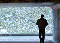 Divas meitenes pāris stundu uzklausīja un mierināja kādu nejauši sastaptu vīrieti, kurš solīja sev padarīt galu. Izmisis bija ne tikai vīrietis, bet arī meitenes, kuras viņa nespēja atrunāt no pašnāvības. Viss beidzās bez traģēdijas – vīrieti savā aprūpē pārņēma policija.