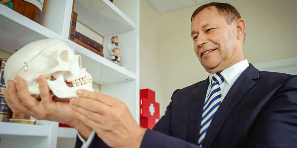 Latvija par savu naudu gatavo mediķus un tūlīt pat viņus uzdāvina citām valstīm, brīdina Māris Rēvalds.