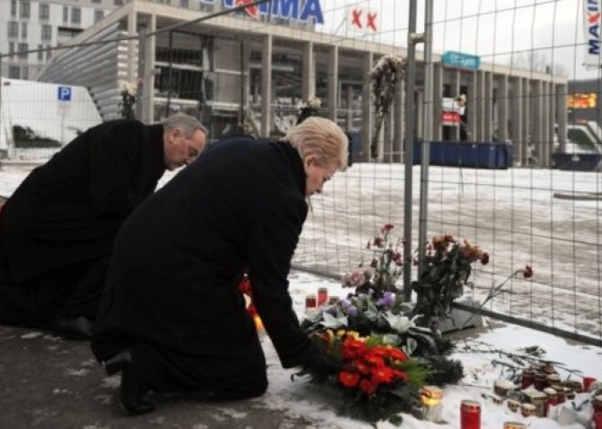 "Tas bija kļūdu kopums" - Grībauskaite noliek ziedus pie sabrukušās "Maximas" FOTO