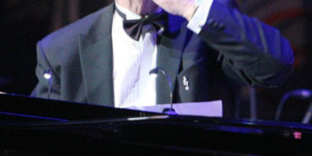 Maestro Raimonds Pauls no skatuves kultūras mīļotājiem sūta gaisa bučas. FOTO