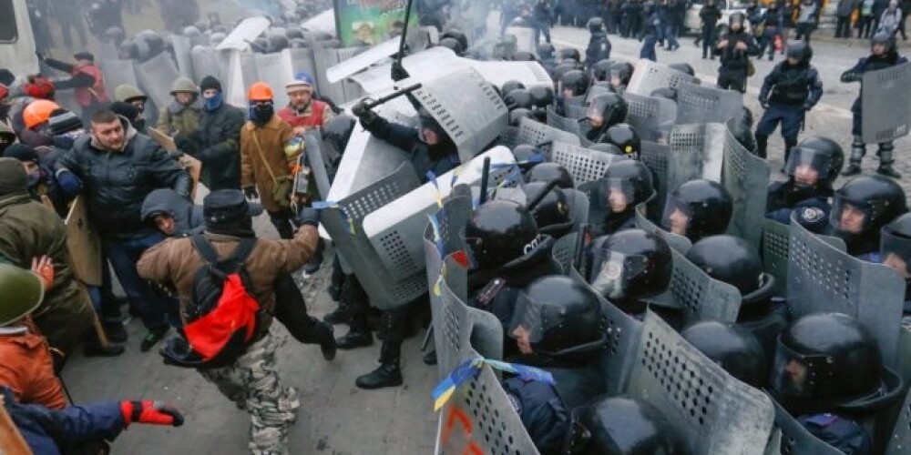 Митингующие применили против милиции, которая продолжает их удерживать, деревянные палки, камни, файеры, шумовые гранаты, бейсбольные биты и даже «коктейли Молотова»
