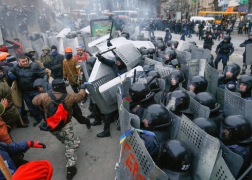 Митингующие применили против милиции, которая продолжает их удерживать, деревянные палки, камни, файеры, шумовые гранаты, бейсбольные биты и даже «коктейли Молотова»
